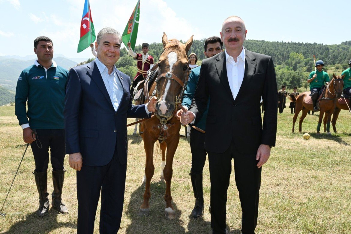 Prezident İlham Əliyev Qurbanqulu Berdiməhəmmədova Cıdır düzündə “Dostluq” adlı Qarabağ atı hədiyyə edib
