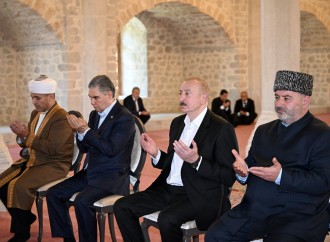 Prezident İlham Əliyev və Türkmənistan Xalq Məsləhətinin sədri Şuşada Yuxarı Gövhər Ağa məscidini ziyarət ediblər