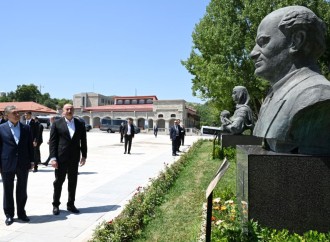 Prezident İlham Əliyev və Türkmənistan Xalq Məsləhətinin sədri Şuşada Natəvanın, Bülbülün və Üzeyir Hacıbəylinin gülləbaran edilmiş heykəllərinə baxıblar