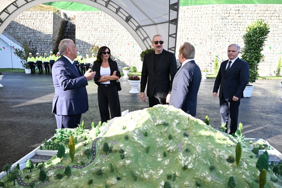 Prezident İlham Əliyev və birinci xanım Mehriban Əliyeva Toğanalı-Kəlbəcər-İstisu avtomobil yolunda görülən işlərlə tanış olublar