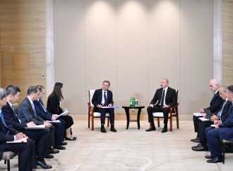 Prezident İlham Əliyev Tiencində "China Energy Engineering Corporation Limited" şirkətinin rəhbəri vəzifəsini icra edən Ni Cen ilə görüşüb