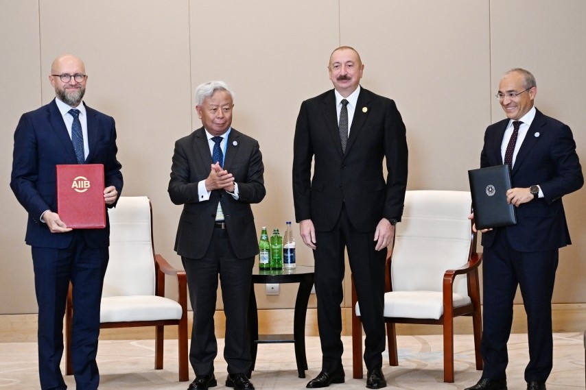 Prezident İlham Əliyev Tiencində Asiya İnfrastruktur İnvestisiya Bankının prezidenti ilə görüşüb