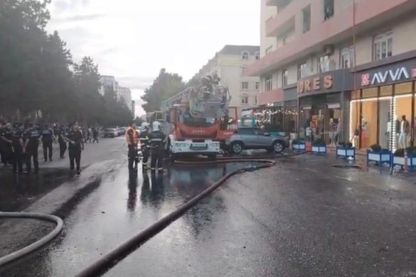 Xırdalanda çoxmərtəbəli yaşayış binasında yanğın baş verib, sakinlər təxliyə edilib
