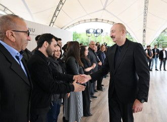 Prezident İlham Əliyev Qırmızı Bazar, Hadrut qəsəbələrinin və Sos kəndinin sakinləri ilə görüşüb