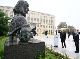 Azərbaycan və Birləşmiş Ərəb Əmirliklərinin Prezidentləri Şuşada Azərbaycanın tanınmış şəxsiyyətlərinin güllələnmiş heykəllərinə baxıblar