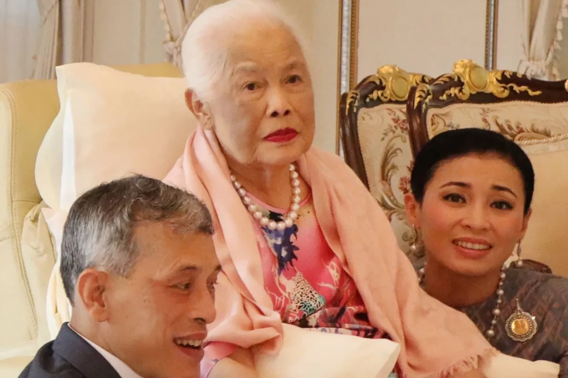 Taylandda “ana kraliça” Sirikit 93 yaşında vəfat etdi
