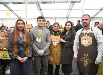 Heydər Əliyev Fondunun vitse-prezidenti Leyla Əliyeva və Bakı Media Mərkəzinin rəhbəri Arzu Əliyeva arıçılıq məhsullarının sərgi-satış yarmarkasını ziyarət ediblər