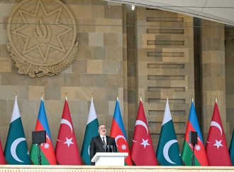 Prezident İlham Əliyev, birinci xanım Mehriban Əliyeva, Türkiyə Prezidenti Rəcəb Tayyib Ərdoğan, Pakistan Baş naziri Məhəmməd Şahbaz Şərif hərbi paradda iştirak ediblər