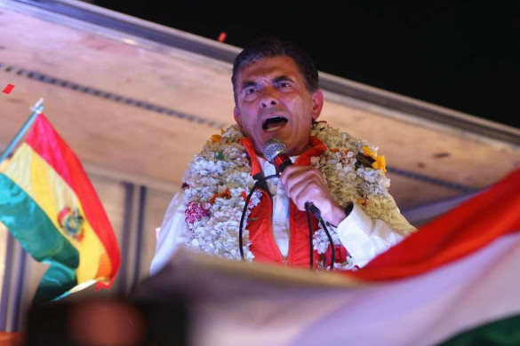 Boliviyanın yeni Prezidenti Rodriqo Pas and içib