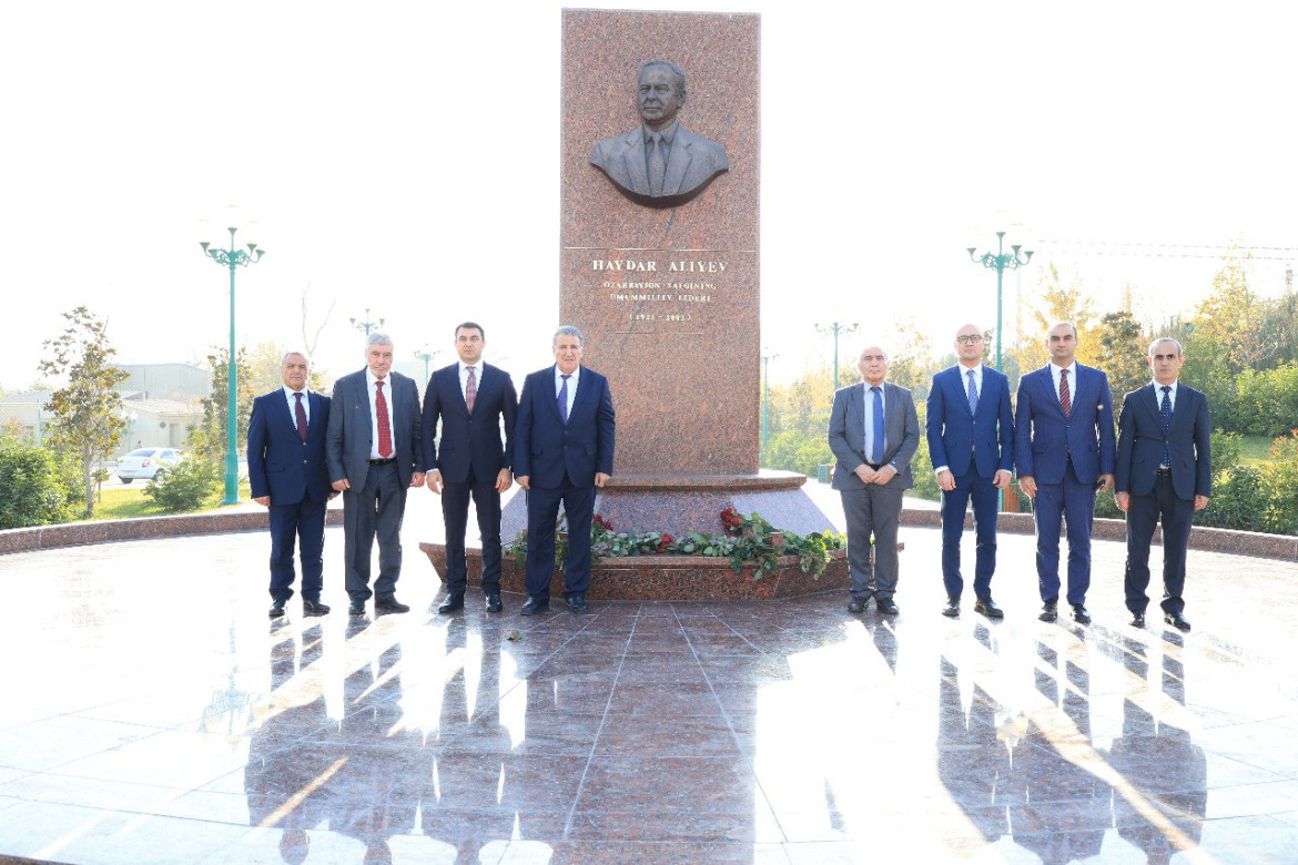Azərbaycan nümayəndə heyəti Daşkənddə Ümummilli Lider Heydər Əliyevin abidəsini ziyarət edib
