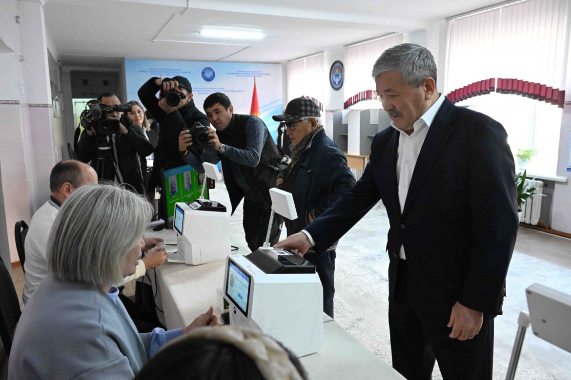 Qırğızıstan Nazirlər Kabinetinin sədri erkən parlament seçkilərində səs verib
