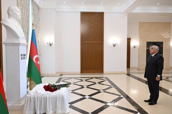 Baş nazir Əli Əsədov Türkmənistanda Ümummilli Lider Heydər Əliyevin xatirəsini yad edib