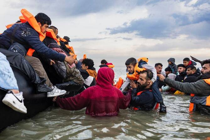 Böyük Britaniya sahillərinə miqrant axını yenidən başlayıb