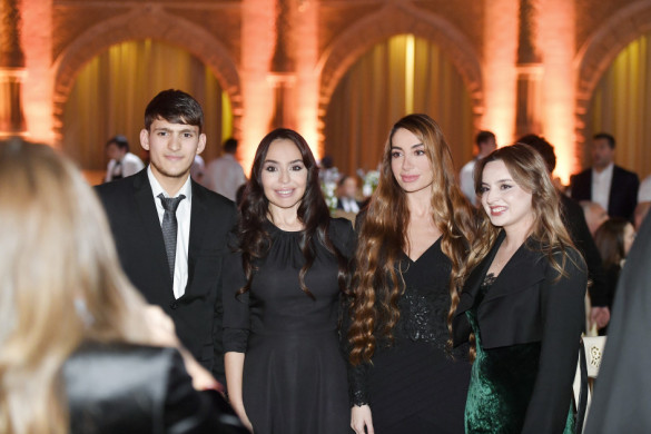 Heydər Əliyev Fondunun vitse-prezidenti Leyla Əliyeva və Bakı Media Mərkəzinin rəhbəri Arzu Əliyeva ilin idman yekunları ilə bağlı qala mərasimində iştirak ediblər