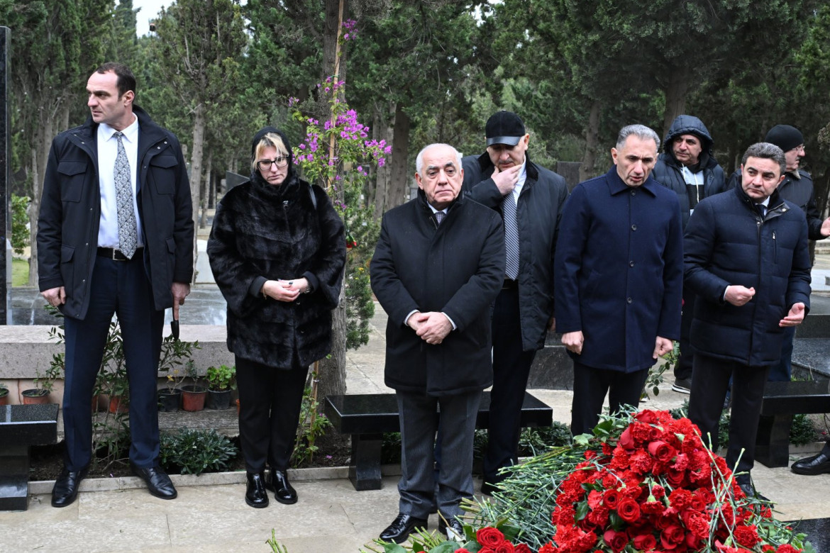 Əli Əsədov AZAL təyyarəsinin qəzasının birinci ildönümündə həlak olan ekipaj üzvlərinin məzarlarını ziyarət edib