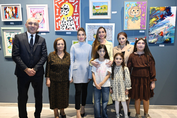 Bakı Media Mərkəzinin rəhbəri Arzu Əliyeva və Alena Əliyeva “Rənglərdə yaşanan 10 il” mövzusunda keçirilən sərgidə iştirak ediblər