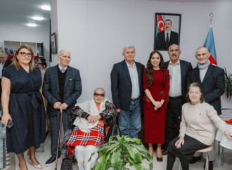 Heydər Əliyev Fondunun vitse-prezidenti Leyla Əliyeva və Bakı Media Mərkəzinin rəhbəri Arzu Əliyeva Ahıl şəxslər üçün sosial xidmət müəssisəsində bayram tədbirində iştirak ediblər