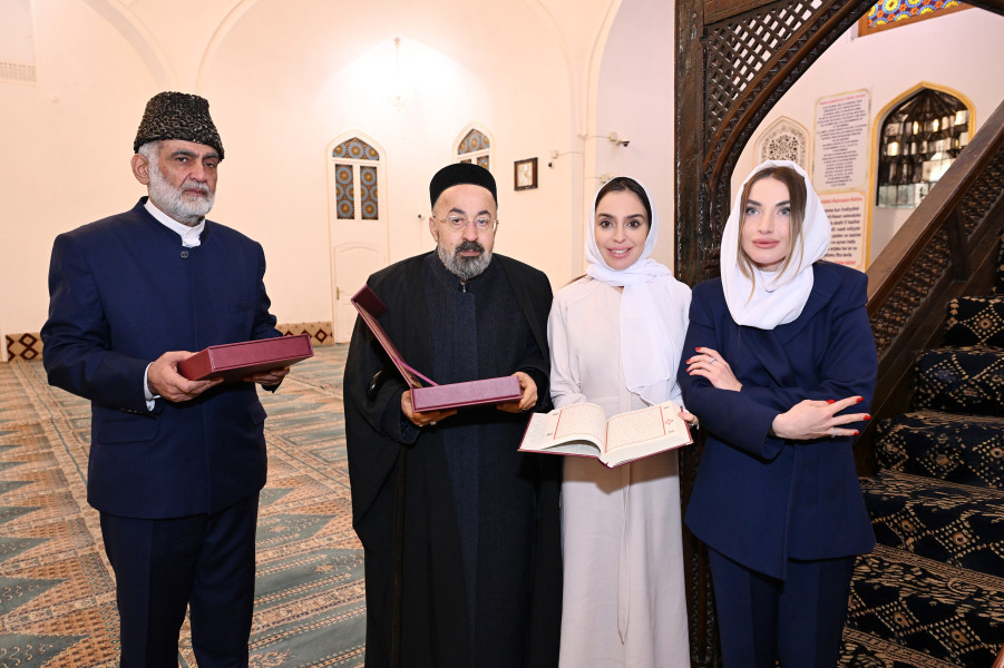 Heydər Əliyev Fondunun vitse-prezidenti Leyla Əliyeva və Alena Əliyeva Gəncədə Şah Abbas məscidini ziyarət ediblər