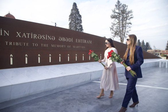 Heydər Əliyev Fondunun vitse-prezidenti Leyla Əliyeva və Alena Əliyeva Gəncə Memorial Kompleksini və Milli Qəhrəman Natiq Qasımovun ailəsini ziyarət ediblər
