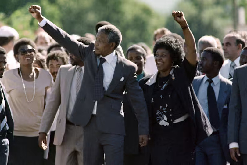 Bu gün Nelson Mandela 27 illik məhbus həyatından sonra azadlığa buraxılıb