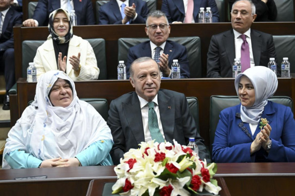 Ərdoğan təhqirə məruz qalan qadın bələdiyyə sədrinə dəstək verib
