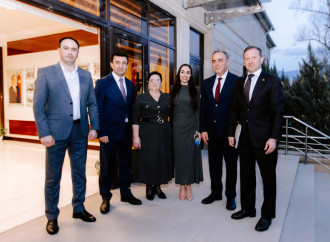 Heydər Əliyev Fondunun vitse-prezidenti Leyla Əliyeva Şuşa məscidi üçün hazırlanan dairəvi əl xalçasının kəsilməsi mərasimində iştirak edib