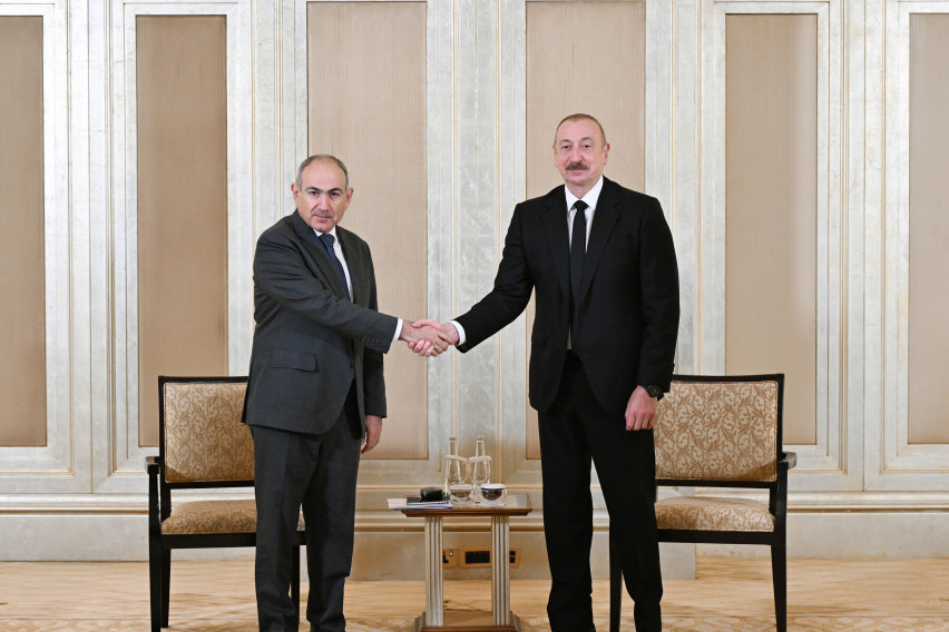 Prezident İlham Əliyev Vaşinqtonda Nikol Paşinyanla ayaqstü söhbət edib