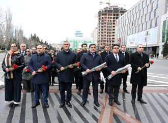 Ombudsman Aparatı Xocalı soyqırımının ildönümündə “Ana harayı” abidəsini ziyarət edib