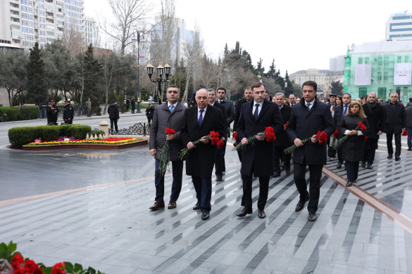 Maliyyə Nazirliyinin kollektivi Xocalı faciəsi qurbanlarının xatirəsini anıb