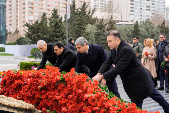 Əmək və Əhalinin Sosial Müdafiəsi Nazirliyinin kollektivi “Ana harayı” abidəsini ziyarət edib