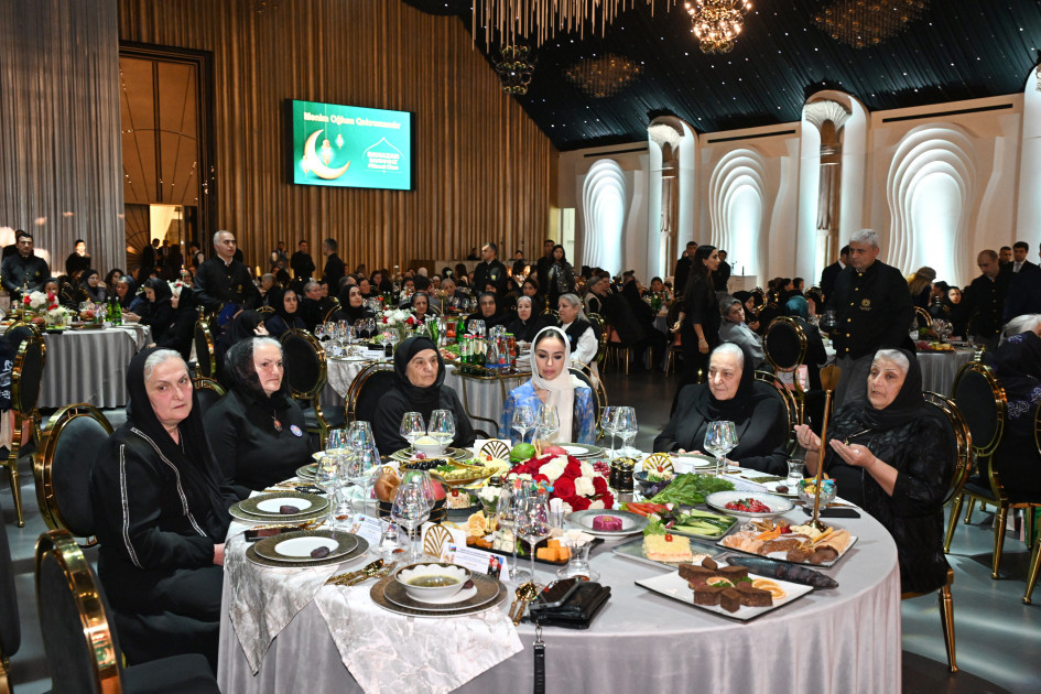 Heydər Əliyev Fondunun vitse-prezidenti Leyla Əliyeva şəhid ailələri ilə birlikdə iftar süfrəsində iştirak edib
