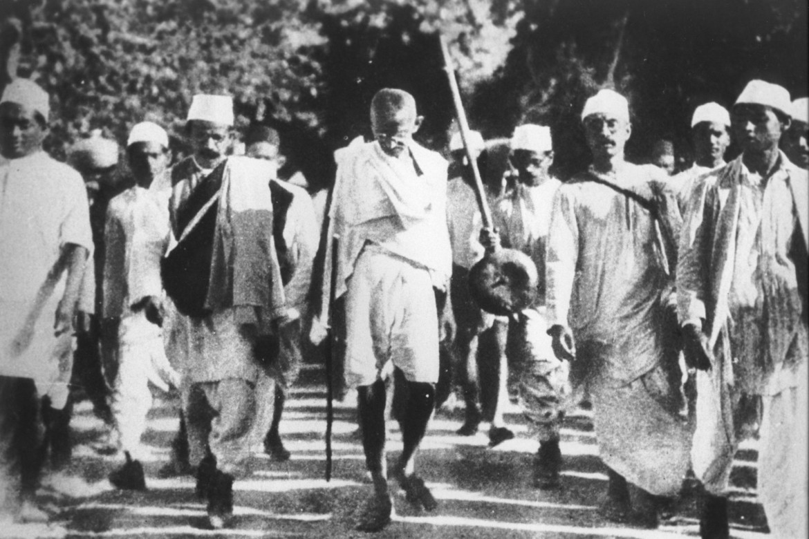 1930-cu ildə Qandi Britaniya hakimiyyətinə qarşı məşhur “Duz yürüşü”nə başladı