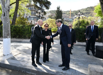 Prezident İlham Əliyev və Birinci xanım Mehriban Əliyeva Tbilisidə Ümummilli Lider Heydər Əliyevin abidəsini ziyarət ediblər