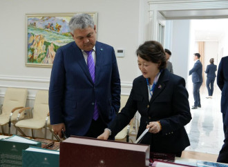Qazaxıstan XİN rəhbəri Türk Mədəniyyəti və İrsi Fondunu ziyarət edib