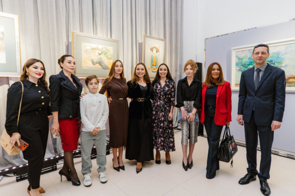 Leyla Əliyeva, Arzu Əliyeva və Alena Əliyeva “Art in Motion” sərgisini ziyarət ediblər