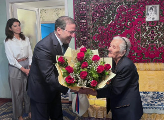 Səfir Qismət Gözəlov Aşqabadda yaşayan Böyük Vətən müharibəsi iştirakçısı Tahirə Əliyevanı təbrik edib