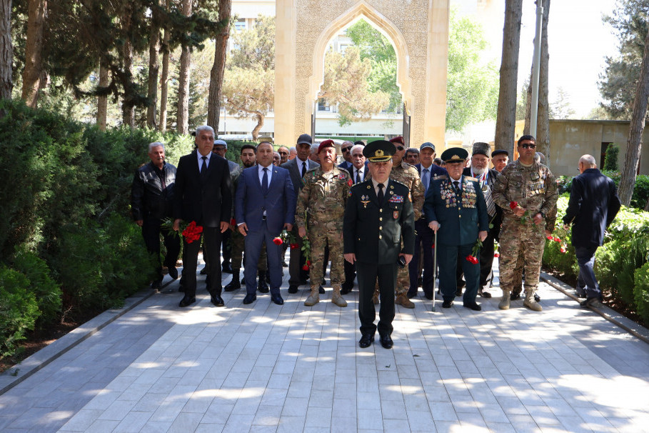 Müharibə, Əmək və Silahlı Qüvvələr Veteranları Təşkilatının üzvləri Ulu Öndər Heydər Əliyevin abidəsini ziyarət ediblər