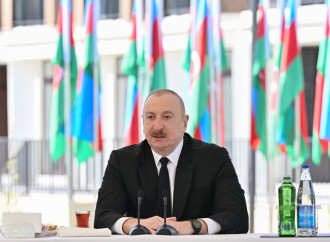 Prezident İlham Əliyev Zəngilan şəhərindəki ilk yaşayış kompleksinə köçən ailələrlə görüşüb