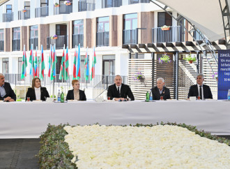 Prezident İlham Əliyev Zəngilan şəhərindəki ilk yaşayış kompleksinə köçən ailələrlə görüşüb