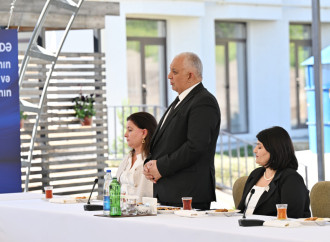 Prezident İlham Əliyev Zəngilan şəhərindəki ilk yaşayış kompleksinə köçən ailələrlə görüşüb