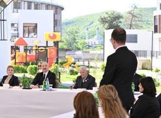 Prezident İlham Əliyev Zəngilan şəhərindəki ilk yaşayış kompleksinə köçən ailələrlə görüşüb
