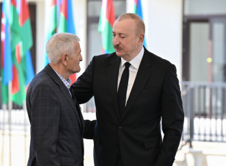 Prezident İlham Əliyev Zəngilan şəhərindəki ilk yaşayış kompleksinə köçən ailələrlə görüşüb