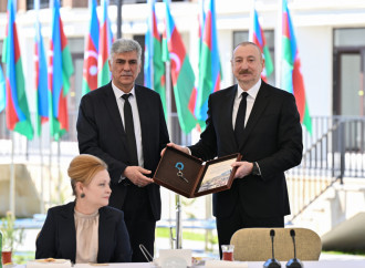 Prezident İlham Əliyev Zəngilan şəhərindəki ilk yaşayış kompleksinə köçən ailələrlə görüşüb