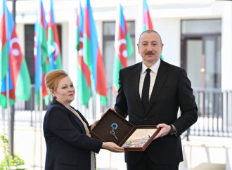 Prezident İlham Əliyev Zəngilan şəhərindəki ilk yaşayış kompleksinə köçən ailələrlə görüşüb
