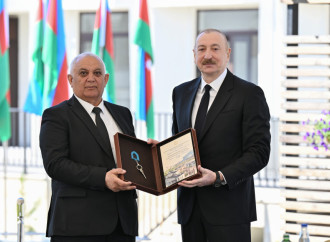 Prezident İlham Əliyev Zəngilan şəhərindəki ilk yaşayış kompleksinə köçən ailələrlə görüşüb