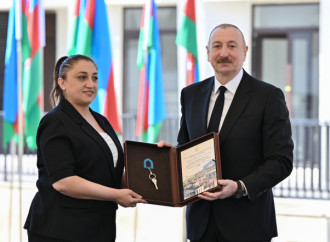 Prezident İlham Əliyev Zəngilan şəhərindəki ilk yaşayış kompleksinə köçən ailələrlə görüşüb