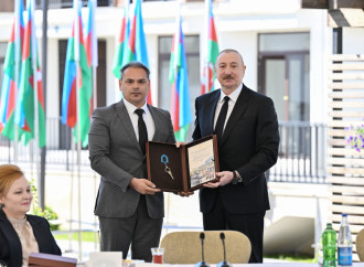 Prezident İlham Əliyev Zəngilan şəhərindəki ilk yaşayış kompleksinə köçən ailələrlə görüşüb