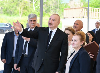 Prezident İlham Əliyev Zəngilan şəhərindəki ilk yaşayış kompleksinə köçən ailələrlə görüşüb