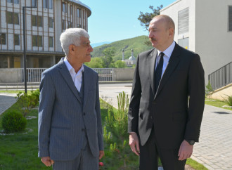 Prezident İlham Əliyev Zəngilan şəhərindəki ilk yaşayış kompleksinə köçən ailələrlə görüşüb