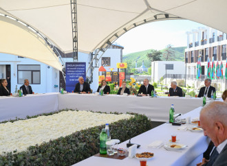 Prezident İlham Əliyev Zəngilan şəhərindəki ilk yaşayış kompleksinə köçən ailələrlə görüşüb